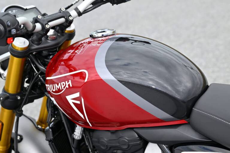 トライアンフ スピード400|燃料タンク|“中免”で味わえるトライアンフの世界:新型スピード400/スクランブラー400X【丸山浩試乗比較】