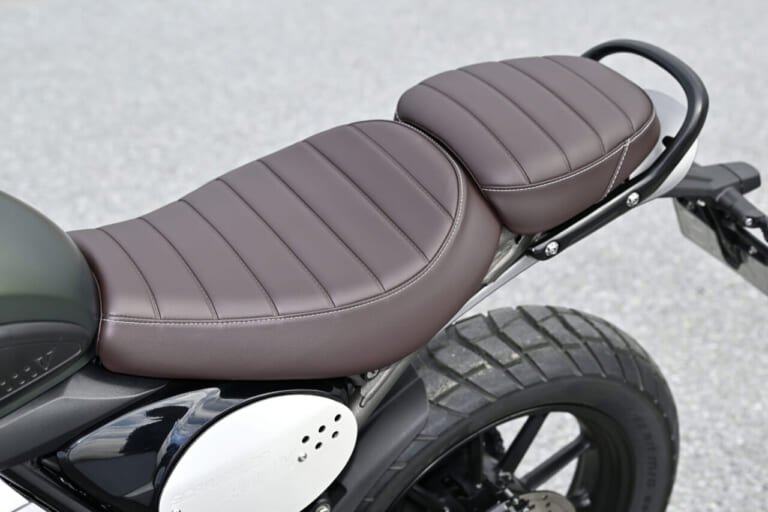 トライアンフ スクランブラー400X|シート|“中免”で味わえるトライアンフの世界:新型スピード400/スクランブラー400X【丸山浩試乗比較】