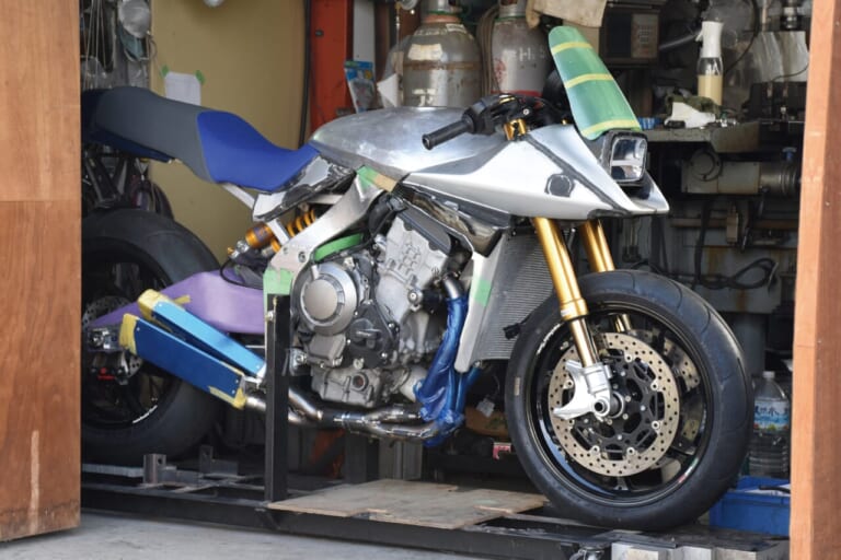 カタナ|10ファクトリー|NOZAKI WORKS|【SCOOP!!】ZX-10Rエンジンのカタナだと?! MCショーでお披露目予定の“最強カタナ”を捕捉!!