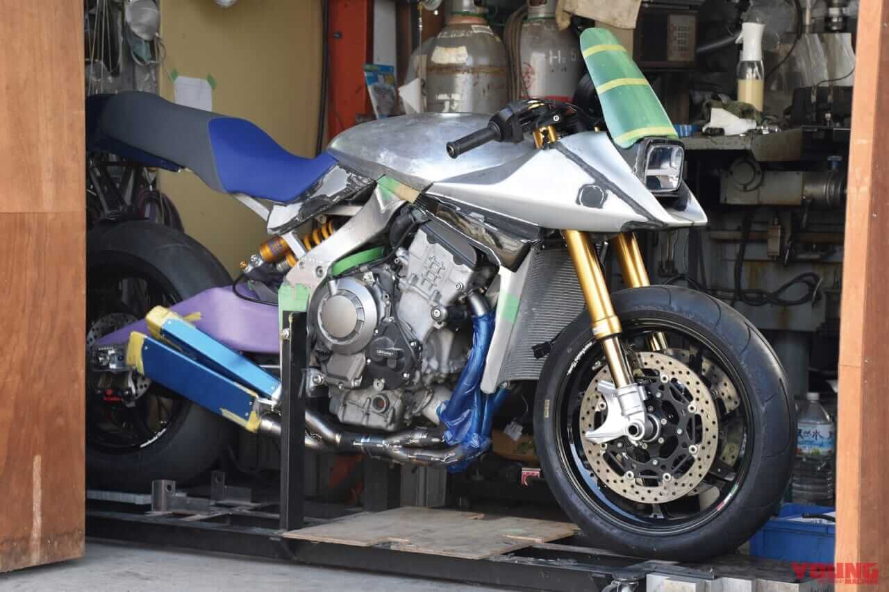 カタナ|10ファクトリー|NOZAKI WORKS|【SCOOP!!】ZX-10Rエンジンのカタナだと?! MCショーでお披露目予定の“最強カタナ”を捕捉!!