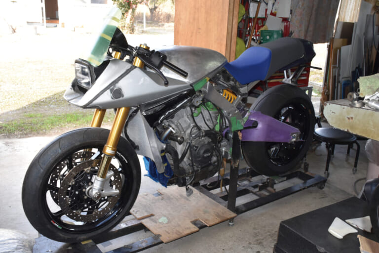 カタナ|10ファクトリー|NOZAKI WORKS|【SCOOP!!】ZX-10Rエンジンのカタナだと?! MCショーでお披露目予定の“最強カタナ”を捕捉!!