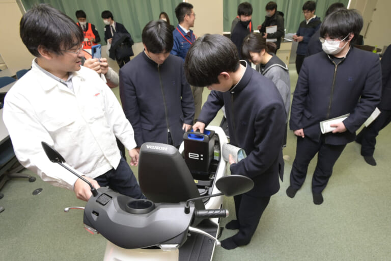 ホンダ|EM1e:|埼玉県立秩父農工科学高等学校|高校生+EVスクーターが電動バイク普及の切り札になる⁉……〈多事走論〉from Nom