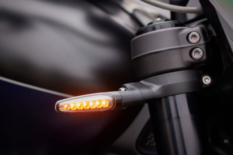 トライアンフ|ロケット3ストームGT|その名も“嵐”!! トライアンフ「ロケット3ストーム R/GT」が東京モーターサイクルショーで初登場