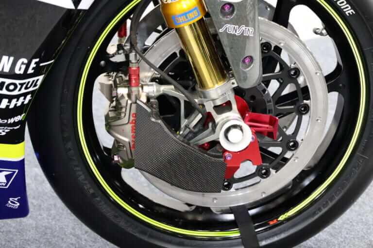 ブレーキディスクは熱処理なしとしたが、かつての鋳鉄ディスクのようなフィーリングと利きでかなり好印象だという。|【速報】スズキがGSX-R1000Rでレースに帰ってくる!!! サステナブル素材と合成燃料で鈴鹿8耐に挑む!!
