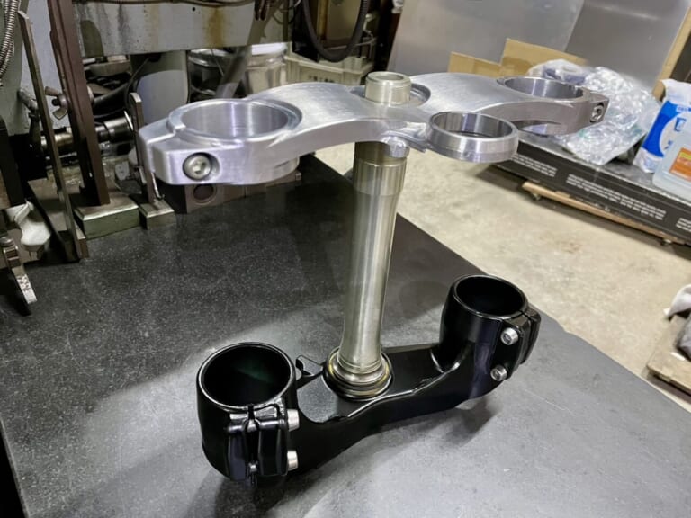 カタナ|10ファクトリー|NOZAKI WORKS|【SCOOP!!】ZX-10Rエンジンのカタナだと?! MCショーでお披露目予定の“最強カタナ”を捕捉!!