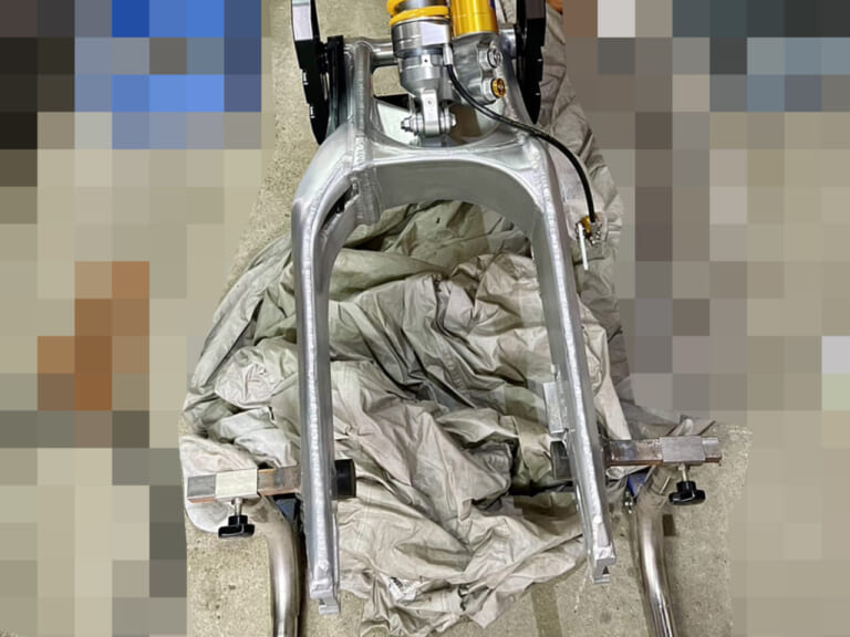 カタナ|10ファクトリー|NOZAKI WORKS|【SCOOP!!】ZX-10Rエンジンのカタナだと?! MCショーでお披露目予定の“最強カタナ”を捕捉!!