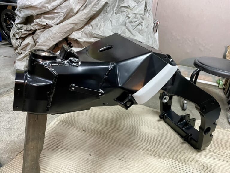 カタナ|10ファクトリー|NOZAKI WORKS|【SCOOP!!】ZX-10Rエンジンのカタナだと?! MCショーでお披露目予定の“最強カタナ”を捕捉!!