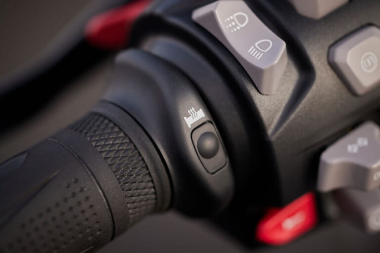 トライアンフ|ロケット3ストームGT|その名も“嵐”!! トライアンフ「ロケット3ストーム R/GT」が東京モーターサイクルショーで初登場