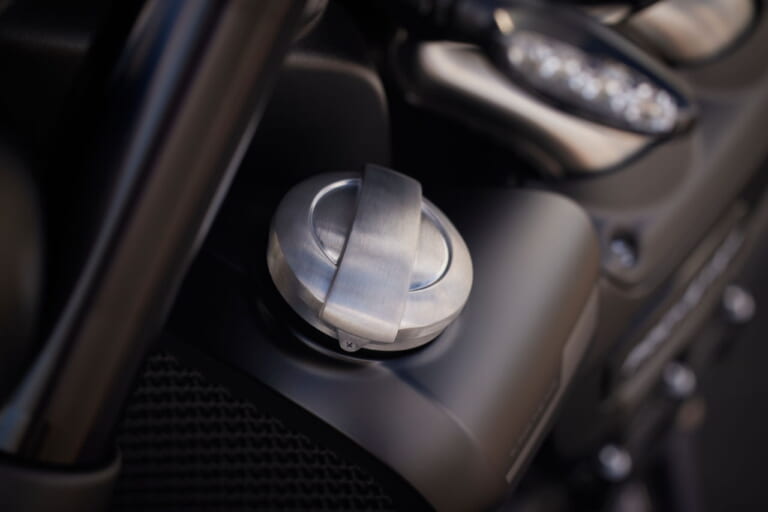 トライアンフ|ロケット3ストームGT|その名も“嵐”!! トライアンフ「ロケット3ストーム R/GT」が東京モーターサイクルショーで初登場