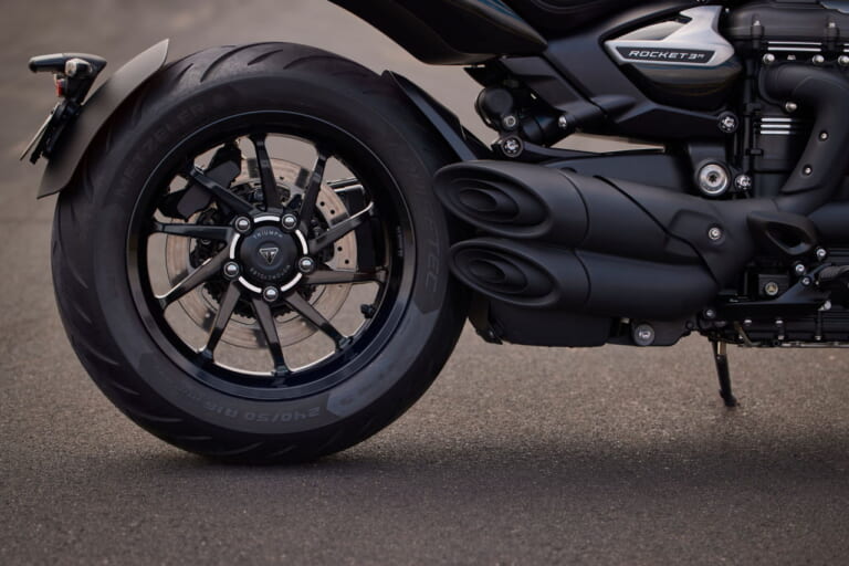 トライアンフ|ロケット3ストームR|その名も“嵐”!! トライアンフ「ロケット3ストーム R/GT」が東京モーターサイクルショーで初登場