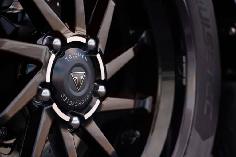 トライアンフ|ロケット3ストームR|その名も“嵐”!! トライアンフ「ロケット3ストーム R/GT」が東京モーターサイクルショーで初登場