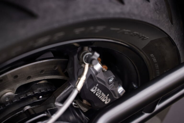 トライアンフ|ロケット3ストームR|その名も“嵐”!! トライアンフ「ロケット3ストーム R/GT」が東京モーターサイクルショーで初登場