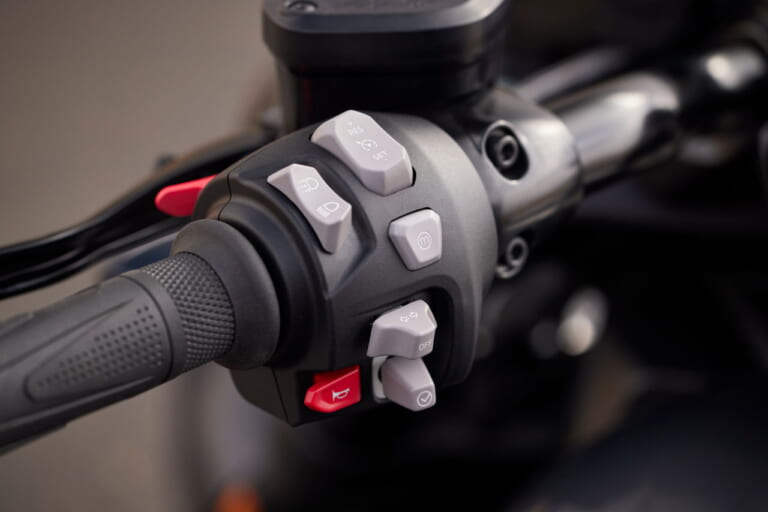 トライアンフ|ロケット3ストームR|その名も“嵐”!! トライアンフ「ロケット3ストーム R/GT」が東京モーターサイクルショーで初登場