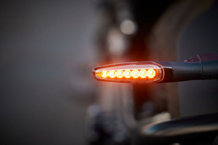 トライアンフ|ロケット3ストームR|その名も“嵐”!! トライアンフ「ロケット3ストーム R/GT」が東京モーターサイクルショーで初登場