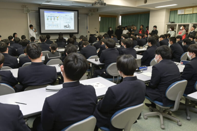 ホンダ|EM1e:|埼玉県立秩父農工科学高等学校|高校生+EVスクーターが電動バイク普及の切り札になる⁉……〈多事走論〉from Nom