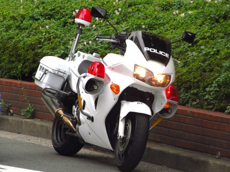 [バイク雑学] 白バイが駐停車する際、ハンドルを右に切ることがある理由とは?