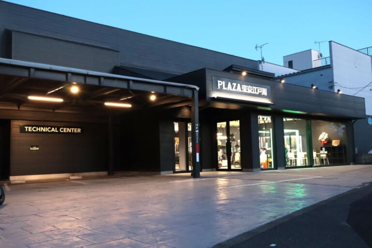 木目調のフロアと白い天井が織りなす明るい店内にビモータの展示も! 「カワサキプラザ東京江戸川」がリニューアルオープン