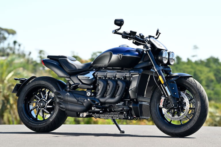 トライアンフ|ロケット3ストームR|2458ccの化物バイク?! トライアンフ「ロケット3 ストームR」は巨大なのに普通に乗れる【試乗インプレ】