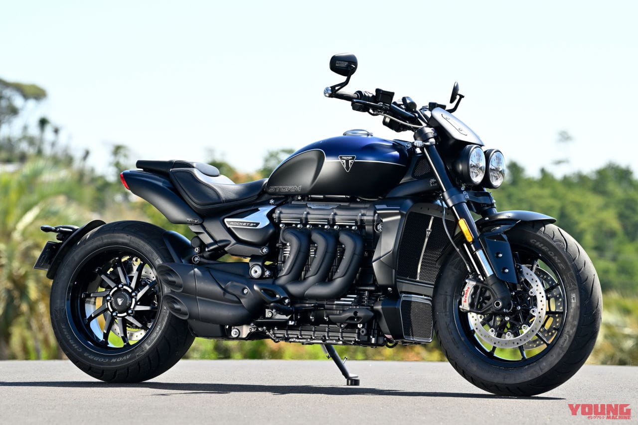 トライアンフ|ロケット3ストームR|2458ccの化物バイク?! トライアンフ「ロケット3 ストームR」は巨大なのに普通に乗れる【試乗インプレ】