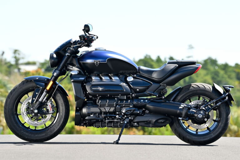 トライアンフ|ロケット3ストームR|2458ccの化物バイク?! トライアンフ「ロケット3 ストームR」は巨大なのに普通に乗れる【試乗インプレ】