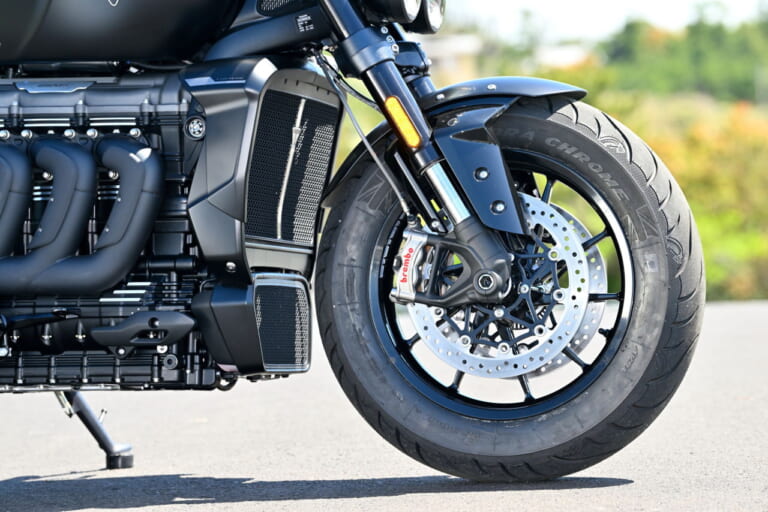 トライアンフ|ロケット3ストームR|2458ccの化物バイク?! トライアンフ「ロケット3 ストームR」は巨大なのに普通に乗れる【試乗インプレ】