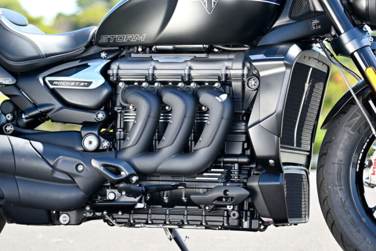 トライアンフ|ロケット3ストームR|2458ccの化物バイク?! トライアンフ「ロケット3 ストームR」は巨大なのに普通に乗れる【試乗インプレ】
