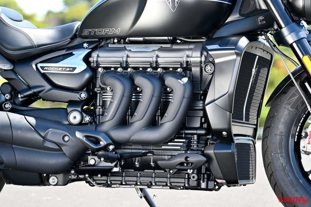 トライアンフ|ロケット3ストームR|2458ccの化物バイク?! トライアンフ「ロケット3 ストームR」は巨大なのに普通に乗れる【試乗インプレ】