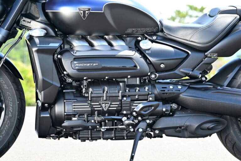 トライアンフ|ロケット3ストームR|2458ccの化物バイク?! トライアンフ「ロケット3 ストームR」は巨大なのに普通に乗れる【試乗インプレ】