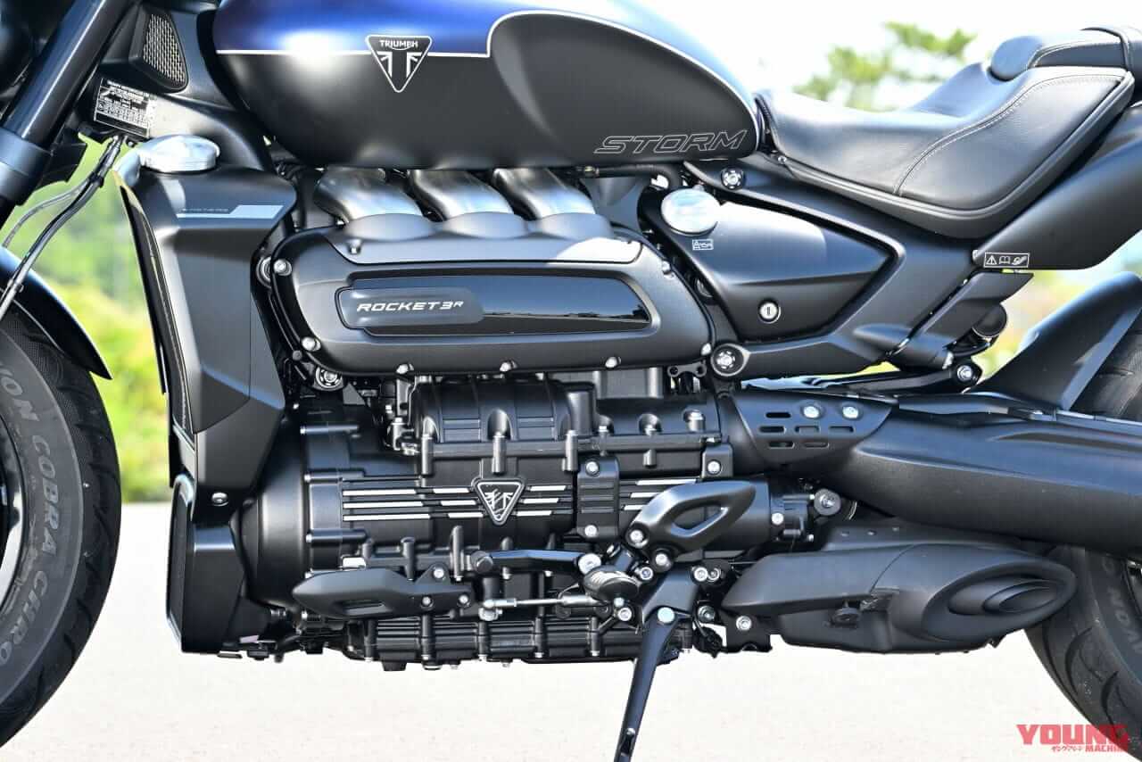 トライアンフ|ロケット3ストームR|2458ccの化物バイク?! トライアンフ「ロケット3 ストームR」は巨大なのに普通に乗れる【試乗インプレ】