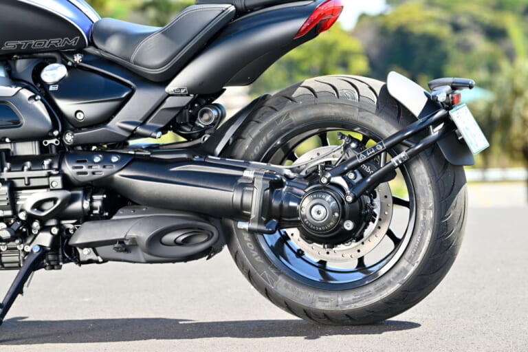 トライアンフ|ロケット3ストームR|2458ccの化物バイク?! トライアンフ「ロケット3 ストームR」は巨大なのに普通に乗れる【試乗インプレ】
