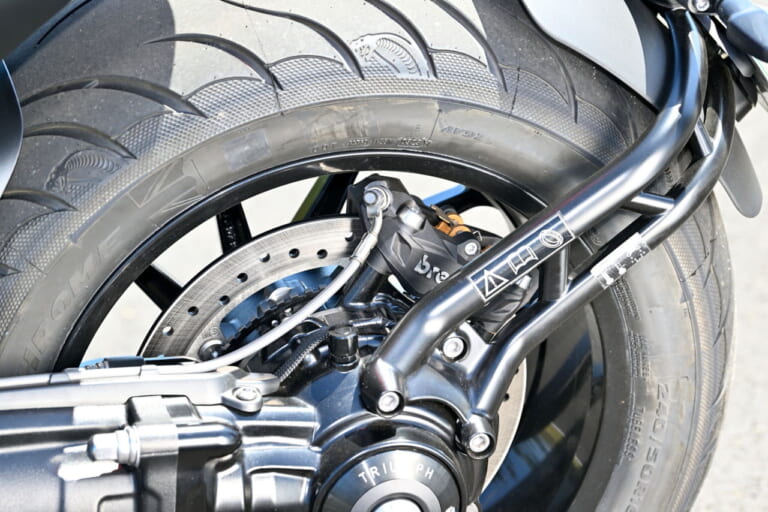 トライアンフ|ロケット3ストームR|2458ccの化物バイク?! トライアンフ「ロケット3 ストームR」は巨大なのに普通に乗れる【試乗インプレ】