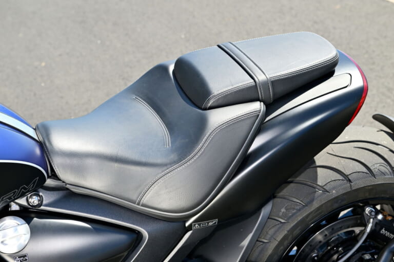 トライアンフ|ロケット3ストームR|2458ccの化物バイク?! トライアンフ「ロケット3 ストームR」は巨大なのに普通に乗れる【試乗インプレ】