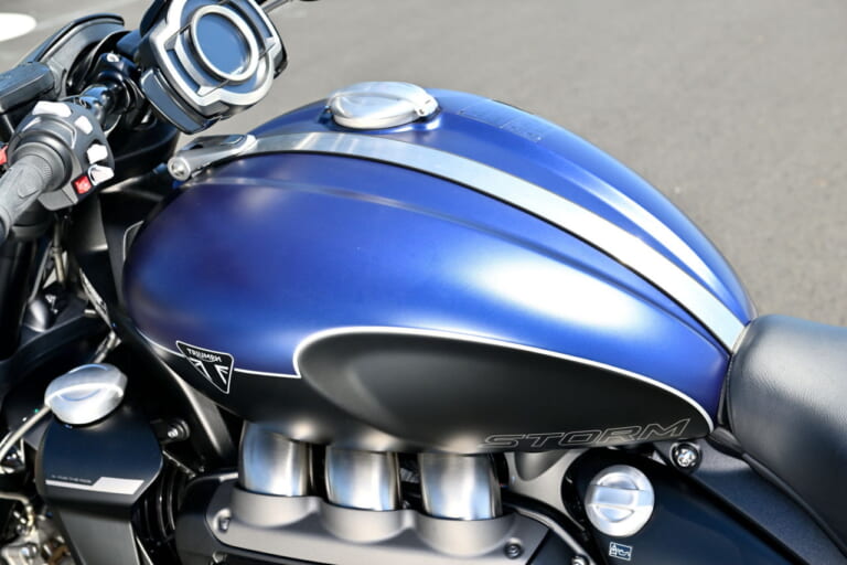 トライアンフ|ロケット3ストームR|2458ccの化物バイク?! トライアンフ「ロケット3 ストームR」は巨大なのに普通に乗れる【試乗インプレ】