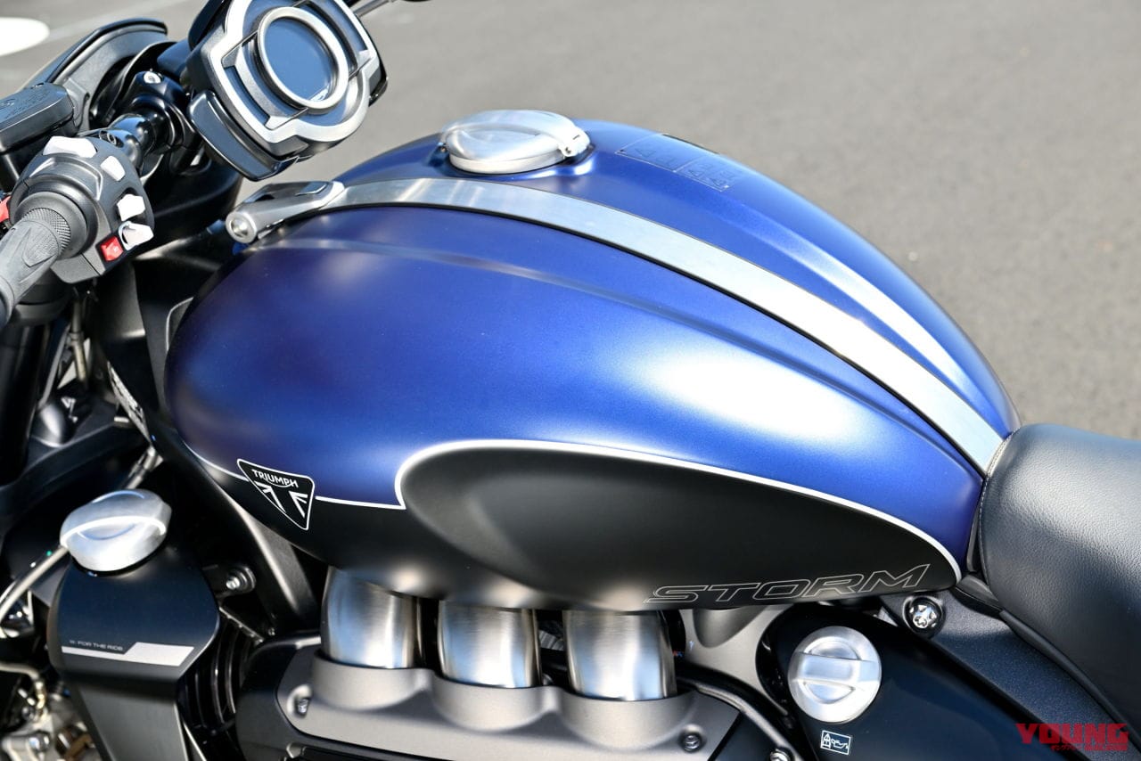 トライアンフ|ロケット3ストームR|2458ccの化物バイク?! トライアンフ「ロケット3 ストームR」は巨大なのに普通に乗れる【試乗インプレ】