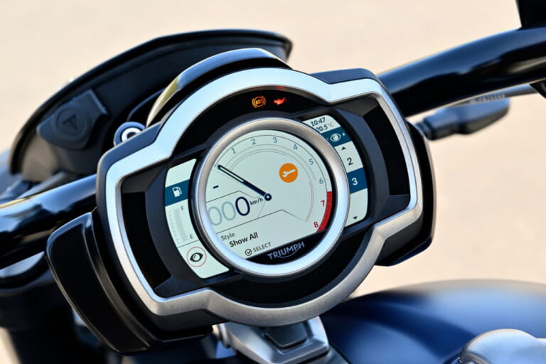 トライアンフ|ロケット3ストームR|2458ccの化物バイク?! トライアンフ「ロケット3 ストームR」は巨大なのに普通に乗れる【試乗インプレ】