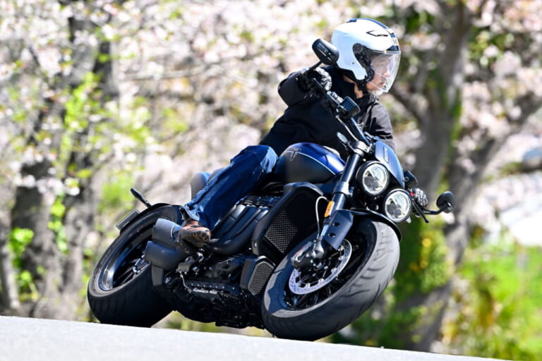 トライアンフ|ロケット3ストームR|2458ccの化物バイク?! トライアンフ「ロケット3 ストームR」は巨大なのに普通に乗れる【試乗インプレ】