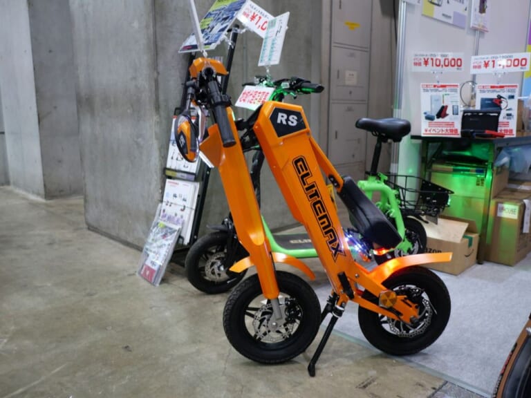 ELITEMAX RS|まるでトランスフォーマー! リモコンで自動変形する折りたたみ電動スクーターを東京MCショーで発見【エリートマックスRS】