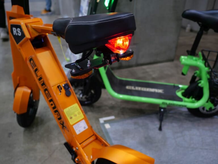ELITEMAX RS|まるでトランスフォーマー! リモコンで自動変形する折りたたみ電動スクーターを東京MCショーで発見【エリートマックスRS】