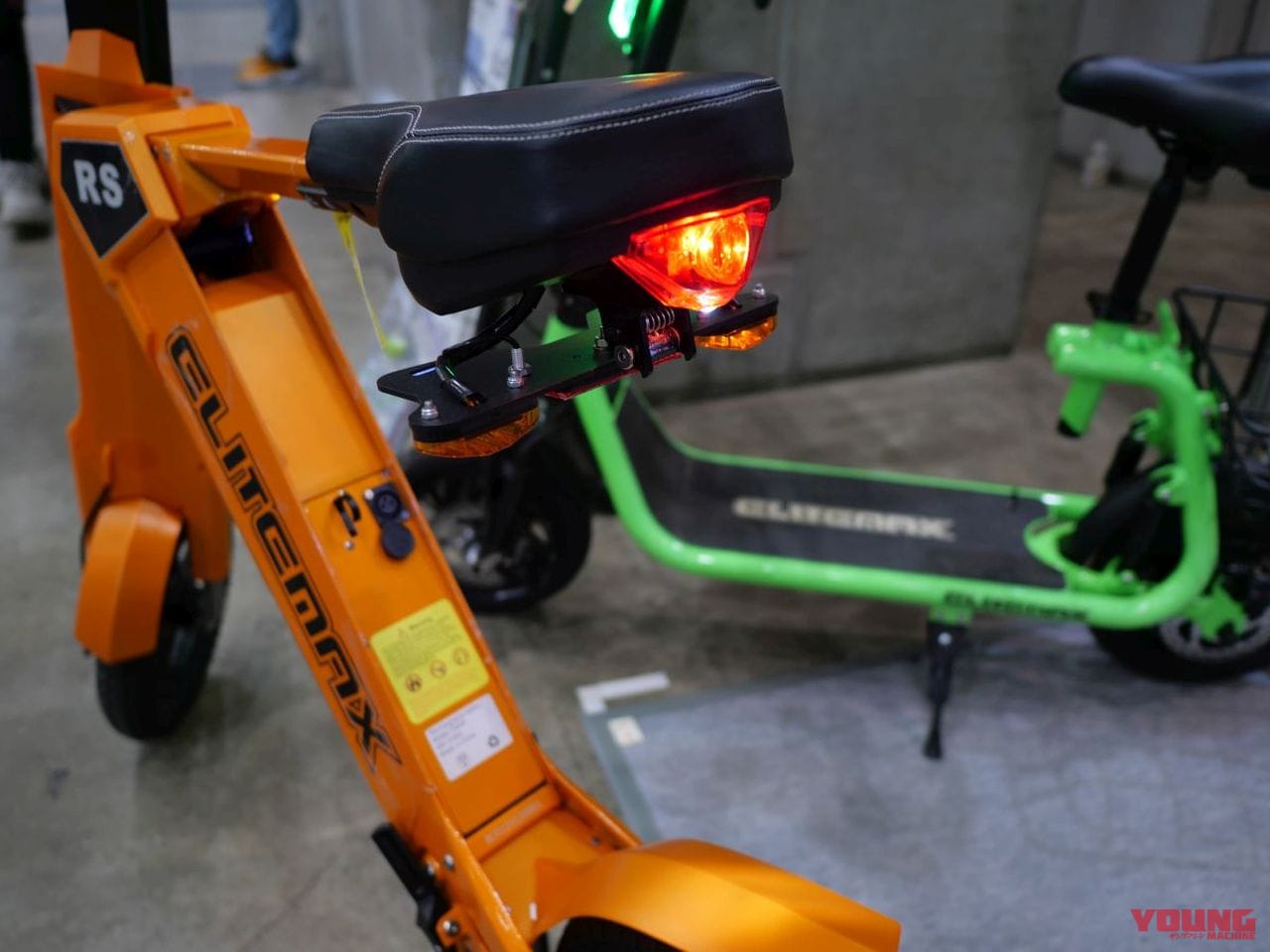 |まるでトランスフォーマー! リモコンで自動変形する折りたたみ電動スクーターを東京MCショーで発見【エリートマックスRS】