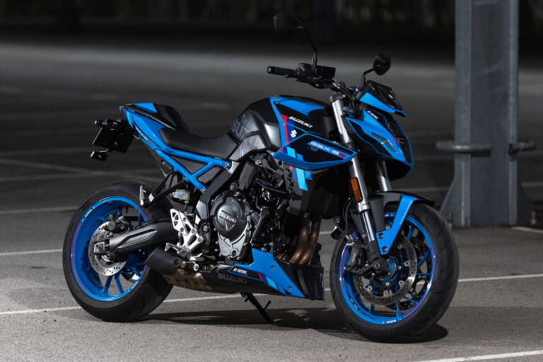 GSX-8S TEAM SUZUKI|スズキ「GSX-8S TEAM SUZUKI」登場! プラス16万円でレーシングカラーとシングルシートカウル追加【海外】