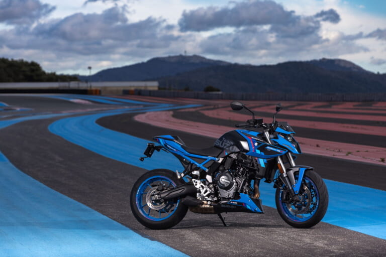 GSX-8S TEAM SUZUKI|スズキ「GSX-8S TEAM SUZUKI」登場! プラス16万円でレーシングカラーとシングルシートカウル追加【海外】