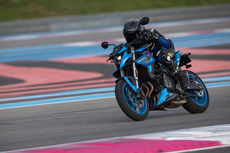 GSX-8S TEAM SUZUKI|スズキ「GSX-8S TEAM SUZUKI」登場! プラス16万円でレーシングカラーとシングルシートカウル追加【海外】