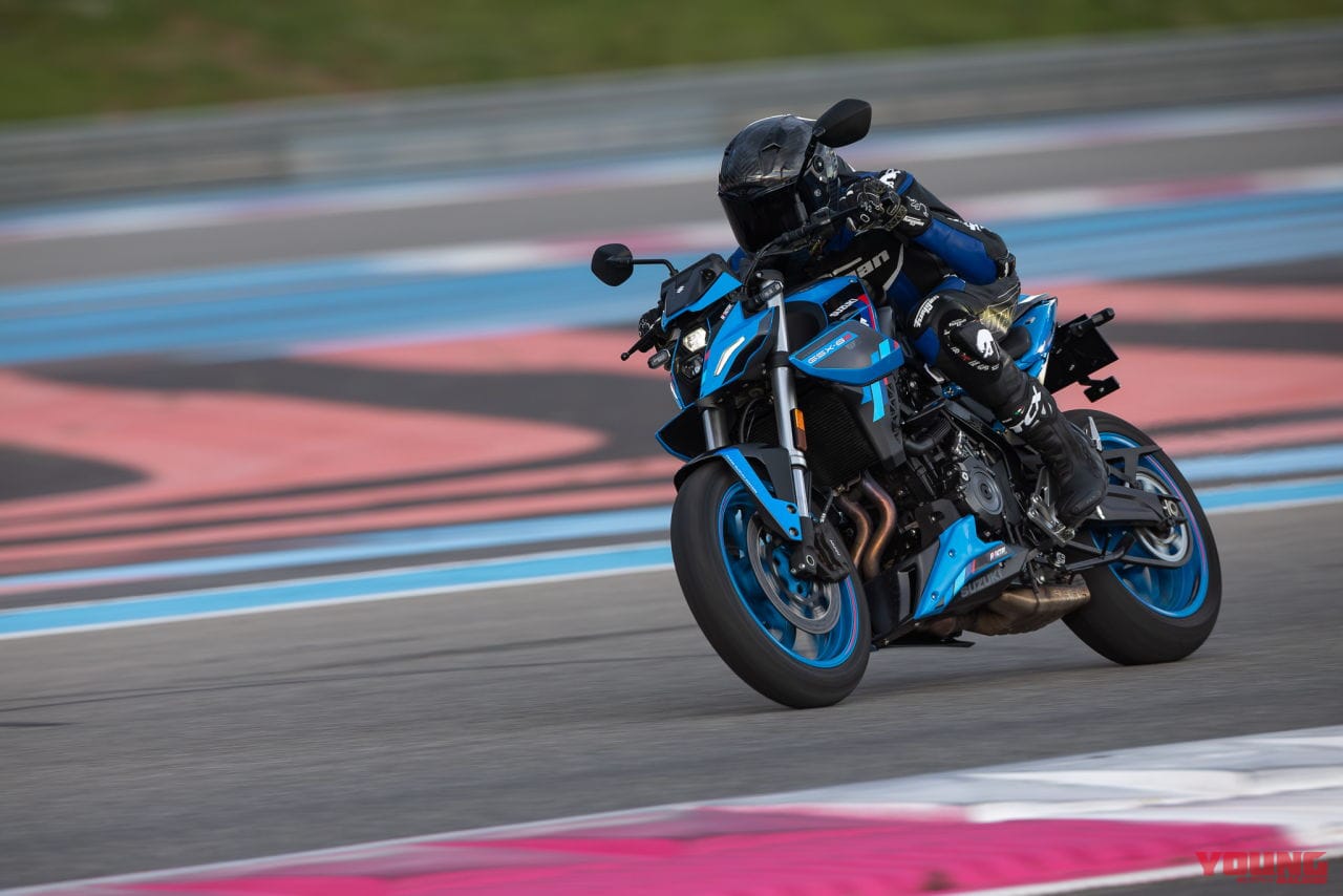 GSX-8S TEAM SUZUKI|スズキ「GSX-8S TEAM SUZUKI」登場! プラス16万円でレーシングカラーとシングルシートカウル追加【海外】