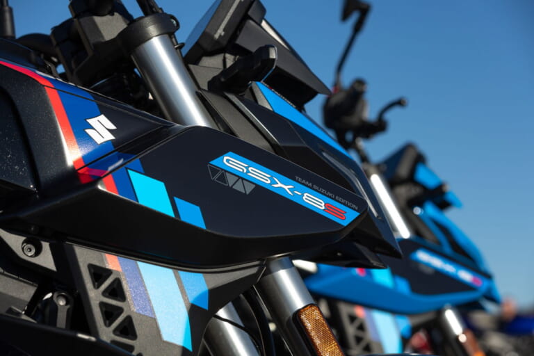 GSX-8S TEAM SUZUKI|スズキ「GSX-8S TEAM SUZUKI」登場! プラス16万円でレーシングカラーとシングルシートカウル追加【海外】