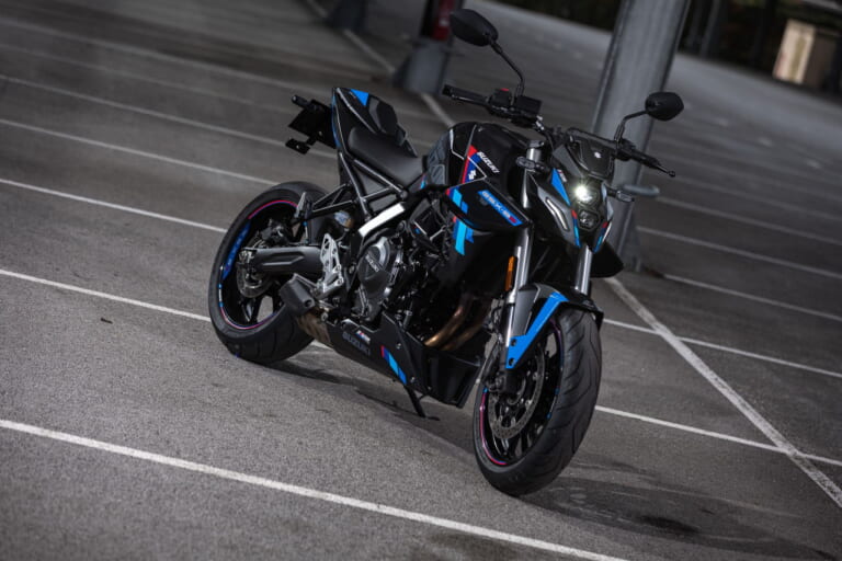 GSX-8S TEAM SUZUKI|スズキ「GSX-8S TEAM SUZUKI」登場! プラス16万円でレーシングカラーとシングルシートカウル追加【海外】