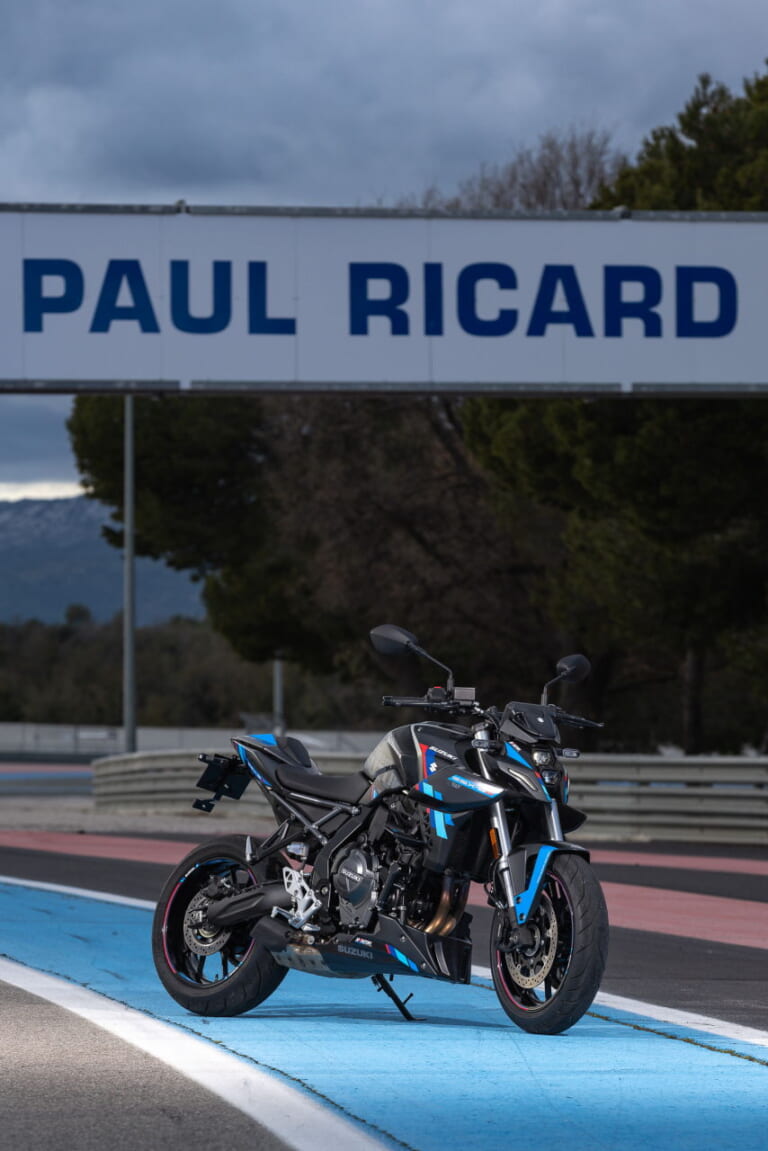 GSX-8S TEAM SUZUKI|スズキ「GSX-8S TEAM SUZUKI」登場! プラス16万円でレーシングカラーとシングルシートカウル追加【海外】