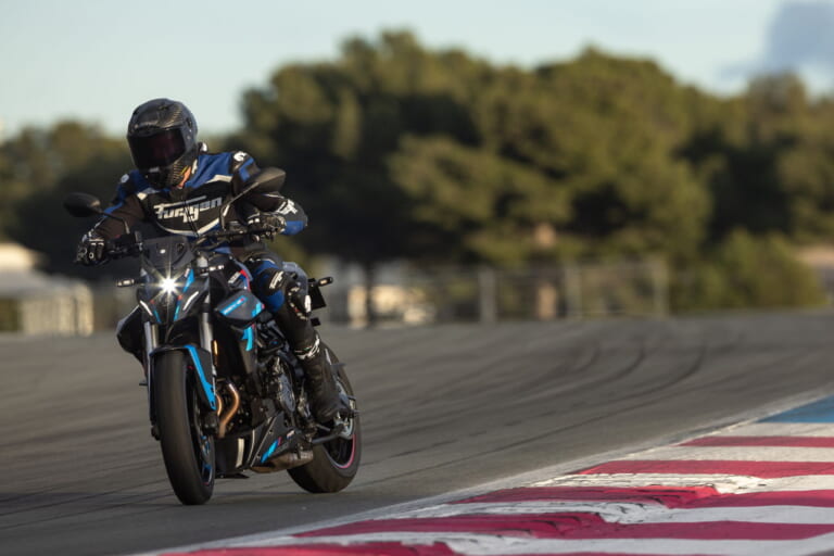 GSX-8S TEAM SUZUKI|スズキ「GSX-8S TEAM SUZUKI」登場! プラス16万円でレーシングカラーとシングルシートカウル追加【海外】