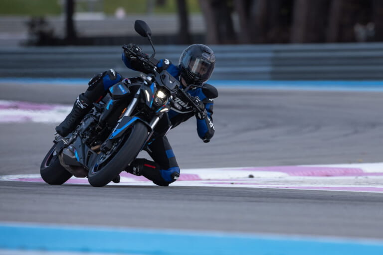 GSX-8S TEAM SUZUKI|スズキ「GSX-8S TEAM SUZUKI」登場! プラス16万円でレーシングカラーとシングルシートカウル追加【海外】