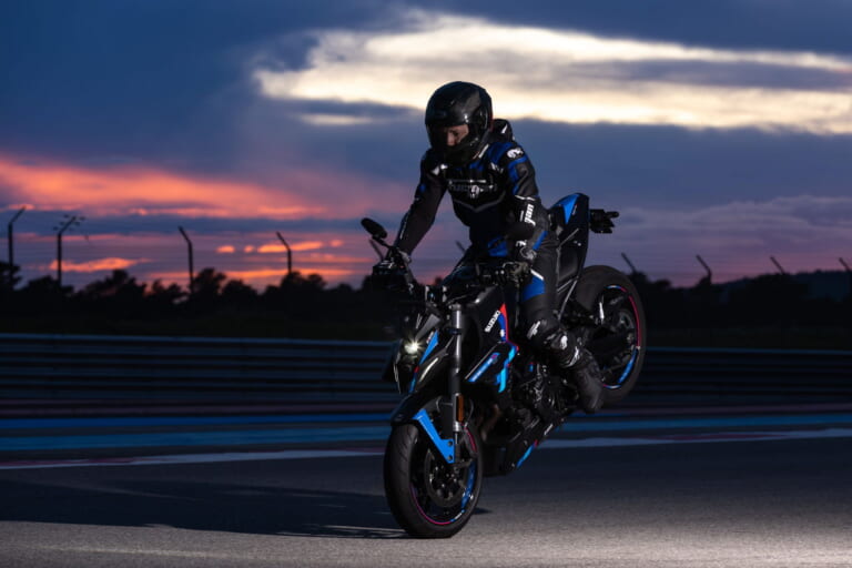 GSX-8S TEAM SUZUKI|スズキ「GSX-8S TEAM SUZUKI」登場! プラス16万円でレーシングカラーとシングルシートカウル追加【海外】