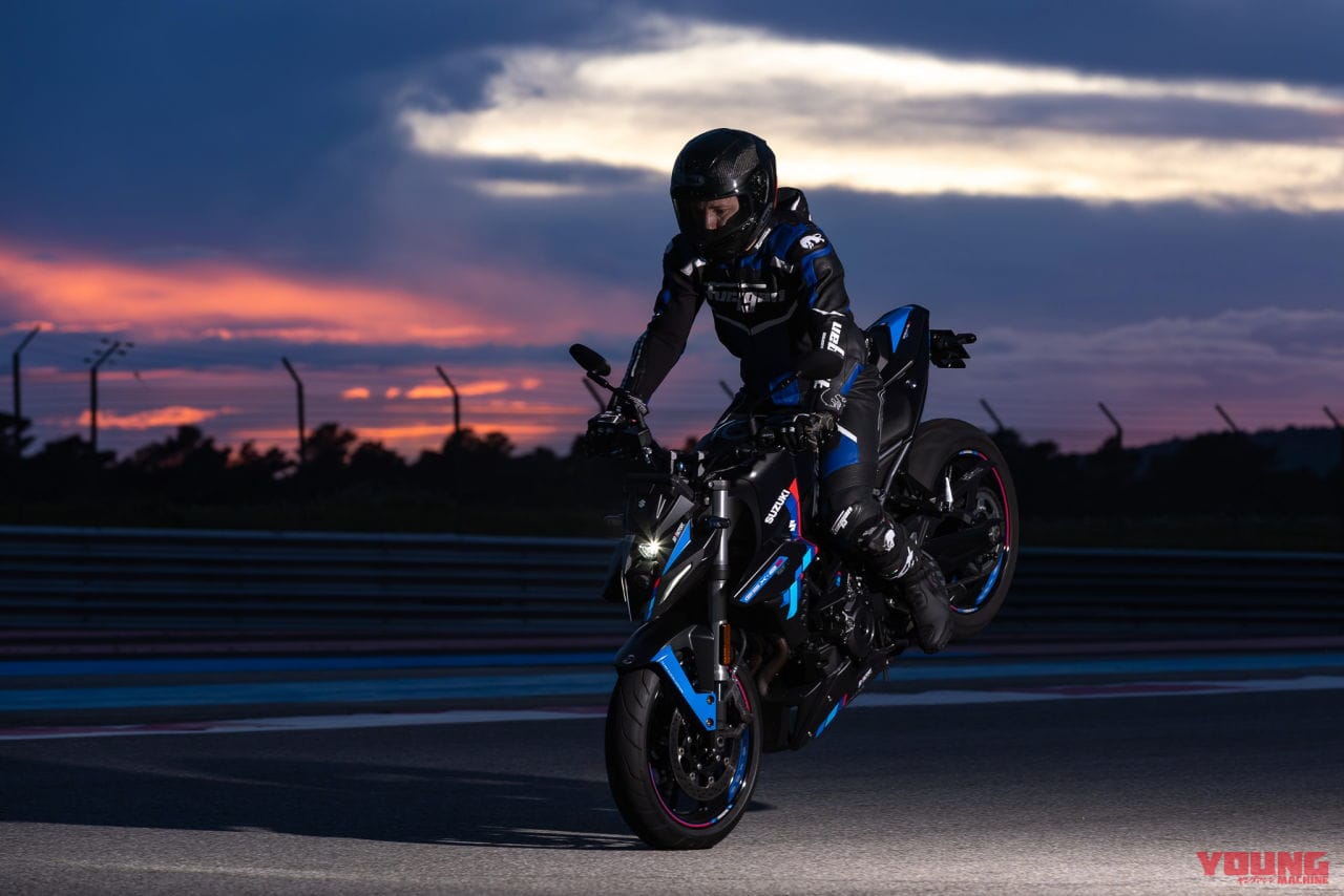 GSX-8S TEAM SUZUKI|スズキ「GSX-8S TEAM SUZUKI」登場! プラス16万円でレーシングカラーとシングルシートカウル追加【海外】